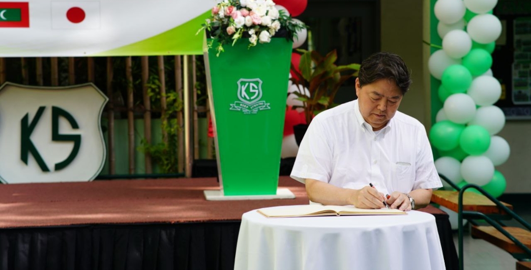 Foreign Minister of Japan visits Kalaafaanu School and the Seawall Tetrapod Monument during his official visit